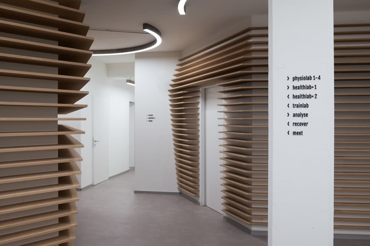 Moderne Räumlichkeiten mit Leitsystem