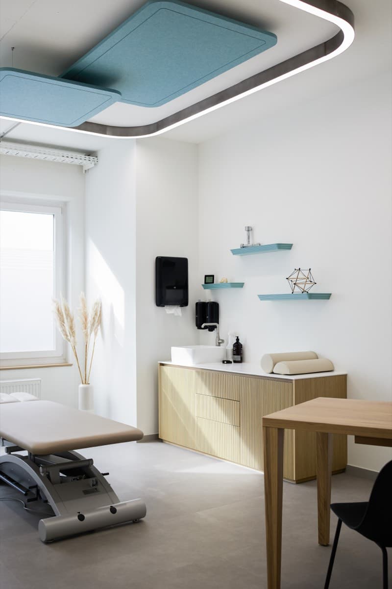Untersuchungsraum mit Behandlungsliege und Arbeitsplatz